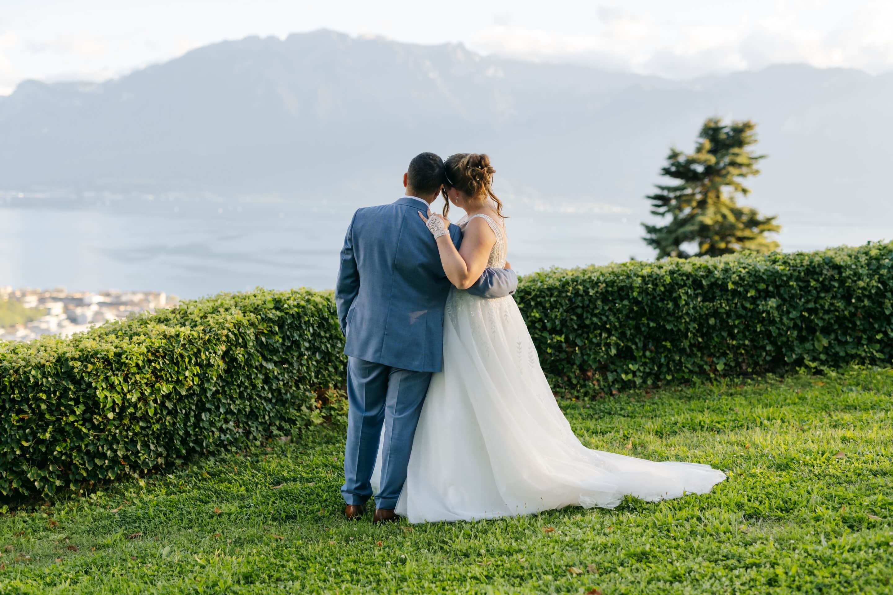 Un couple dans un moment complice, avec de la vue sur les alpes et le lac Léman.