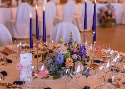 Décoration de mariage sur mesure avec signalétique personnalisée et compositions florales.