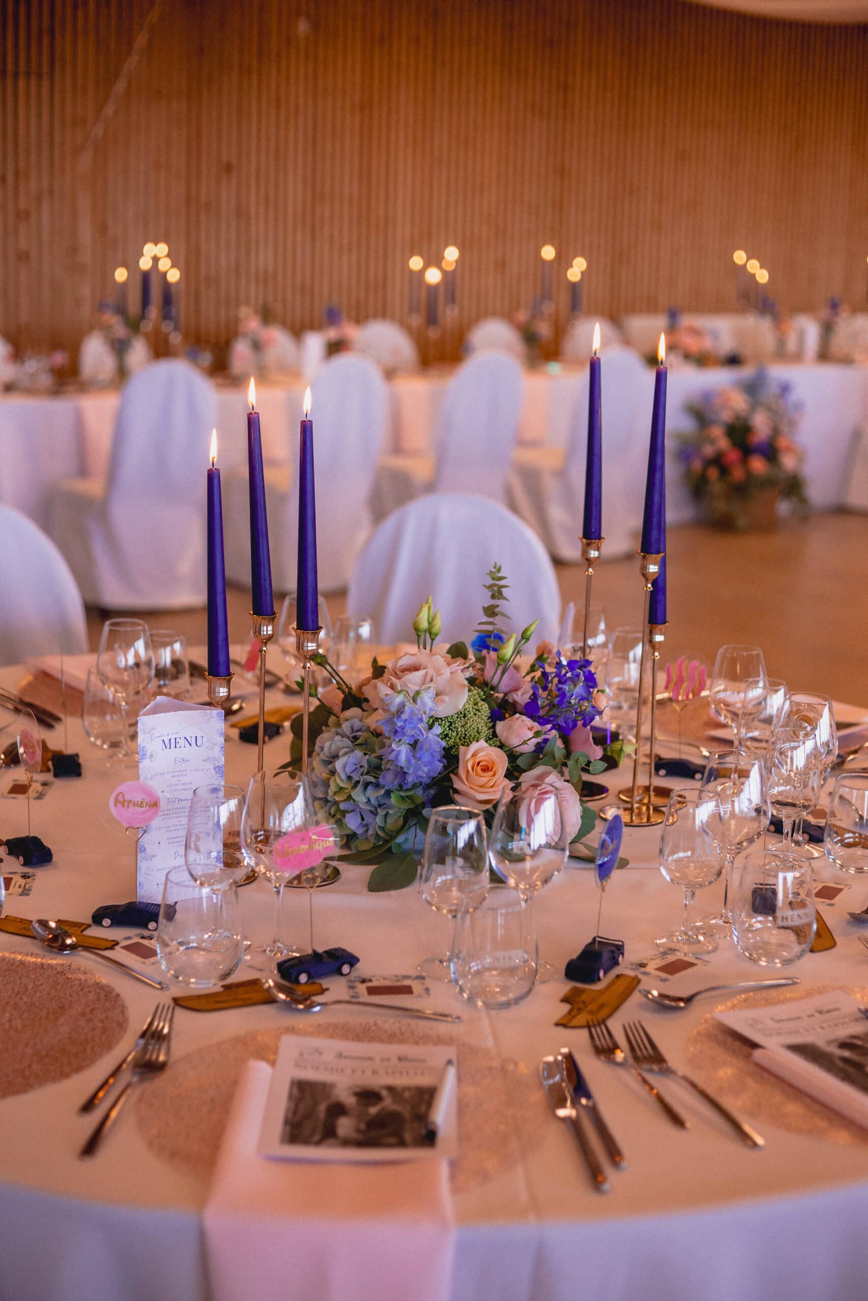 Décoration de mariage sur mesure avec signalétique personnalisée et compositions florales.